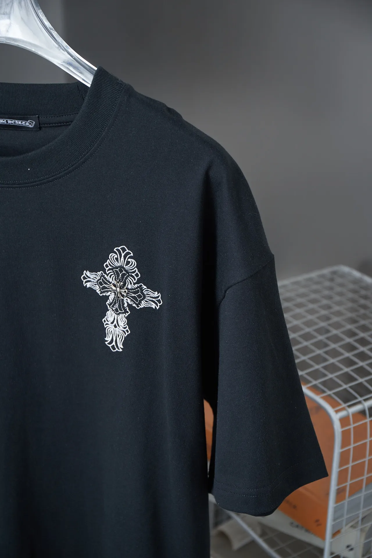 🅿️200 Ch*ome Hearte 25SS early spring new style, Croix heart patch hardware short sleeves, light luxury, essential item for daily commuting for men and women, correct version, welcome to compare, detailed features · 320g 100% pure cotton double yarn jersey fabric · Custom dyed in the same vat, special thickened 32 count double-ply 1X1 thread · Patched embroidered Chloë heart pattern ➕ tatami embroidered letter logo. Artificial hand-stitched Croxin hardware · Double-needle cross-stitching process · Original main mark, washed tag, branded moisture-proof paper packaging Color: Black/White Size: S/M/L/XL